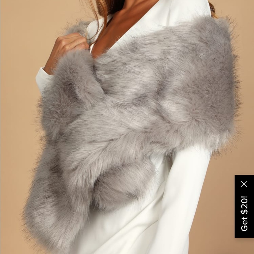 🧣Lulus Never Ending Elegance Faux Fur Stole🧣